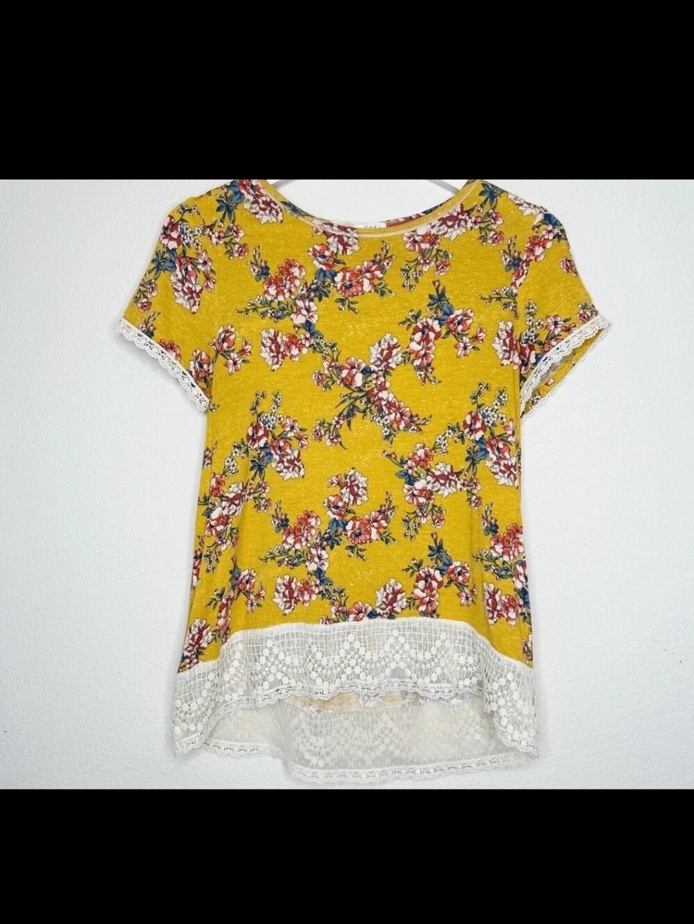 Women’s Yellow Floral Lace-Hem Short Sleeve Top